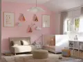 Acogedora **distribución habitación bebé** con cuna blanca, sofá beige, estanterías decoradas con nubes y sol, y juguetes.