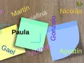 Notas adhesivas con nombres como Paula, Martín, Nicolás, Gonzalo, Agustín, Gael y Victoria. El significado de Paula es "pequeña".