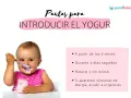 Bebé feliz probando yogur. Guía sobre cuándo puedo dar yogur a mi bebé: a partir de 9 meses, natural y sin azúcar.