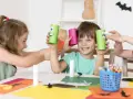 Niños creando monstruos de cartón, una actividad que fomenta la psicomotricidad infantil.