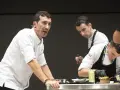 Eneko, chef con micrófono, dirige a su equipo en una demostración culinaria.