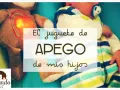 Un peluche con un corazón brillante, un bebé envuelto en mantas a rayas. El juguete de apego favorito de mis hijos.