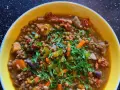 Un plato reconfortante de lentejas con trozos de chorizo y verduras, perfecto como de primero lentejas y de segundo.