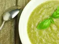 Puré verde cremoso con albahaca, listo para disfrutar. ¿Cuánto tiempo puedo guardar un puré en la nevera?