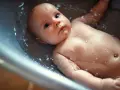 Un bebé disfruta de un baño relajante en la bañera. Se puede bañar a un bebé después de comer para una higiene completa.