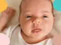 Mi bebé tiene muchos mocos y no puede dormir. Su naricita está tapada y sus ojitos tristes.