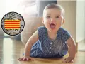 Bebé gateando con la bandera catalana y letras. ¿Será que su nombre, Gala, significa algo especial?