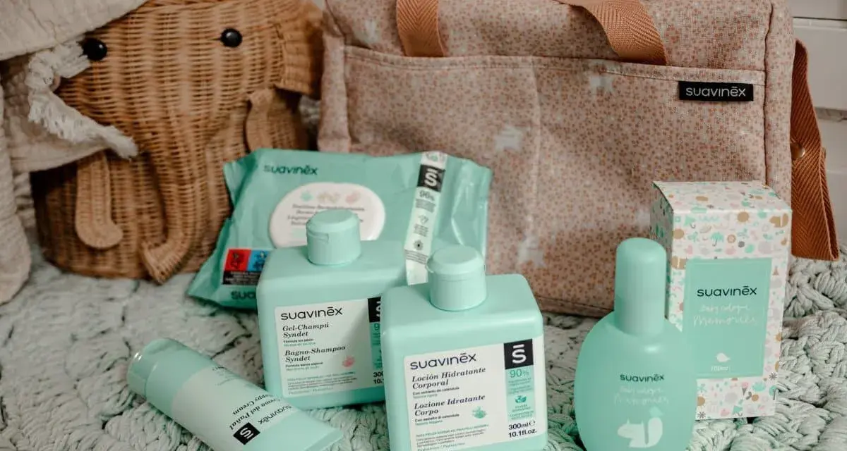 Cesta de elefante con productos Suavinex: toallitas, gel-champú, loción corporal, crema del pañal y colonia. Un set imprescindible para bebé.
