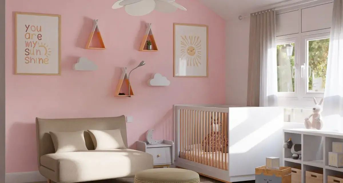 Acogedora **distribución habitación bebé** con cuna blanca, sofá beige, estanterías decoradas con nubes y sol, y juguetes.