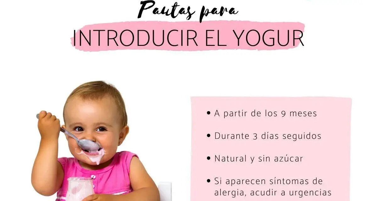 Bebé feliz probando yogur. Guía sobre cuándo puedo dar yogur a mi bebé: a partir de 9 meses, natural y sin azúcar.