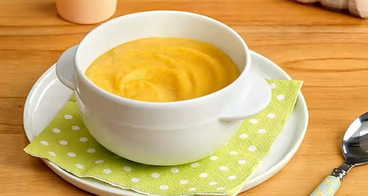 Puré amarillo en un cuenco blanco, ideal para saber qué pescado puede comer un bebé de 6 meses.