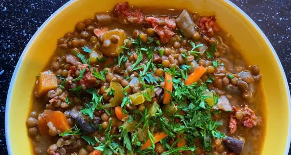 Un plato reconfortante de lentejas con trozos de chorizo y verduras, perfecto como de primero lentejas y de segundo.