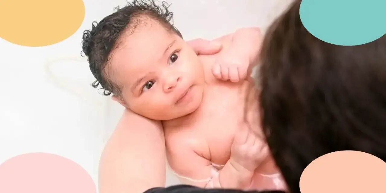 Un bebé de 1 mes disfruta de sus tomas nocturnas en la bañera, con burbujas y el cariño de sus padres.