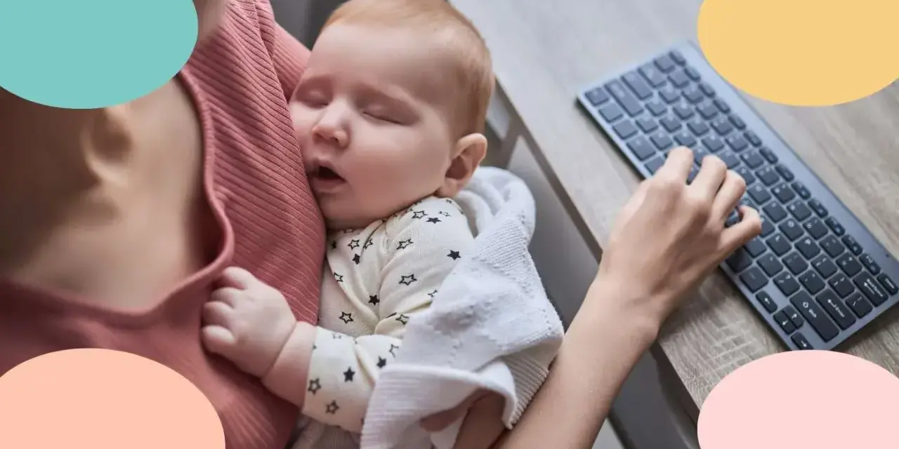 Mi bebe solo duerme en brazos mientras trabajo. Un tierno bebé duerme plácidamente en brazos, envuelto en una manta, mientras una mano teclea en un ordenador.