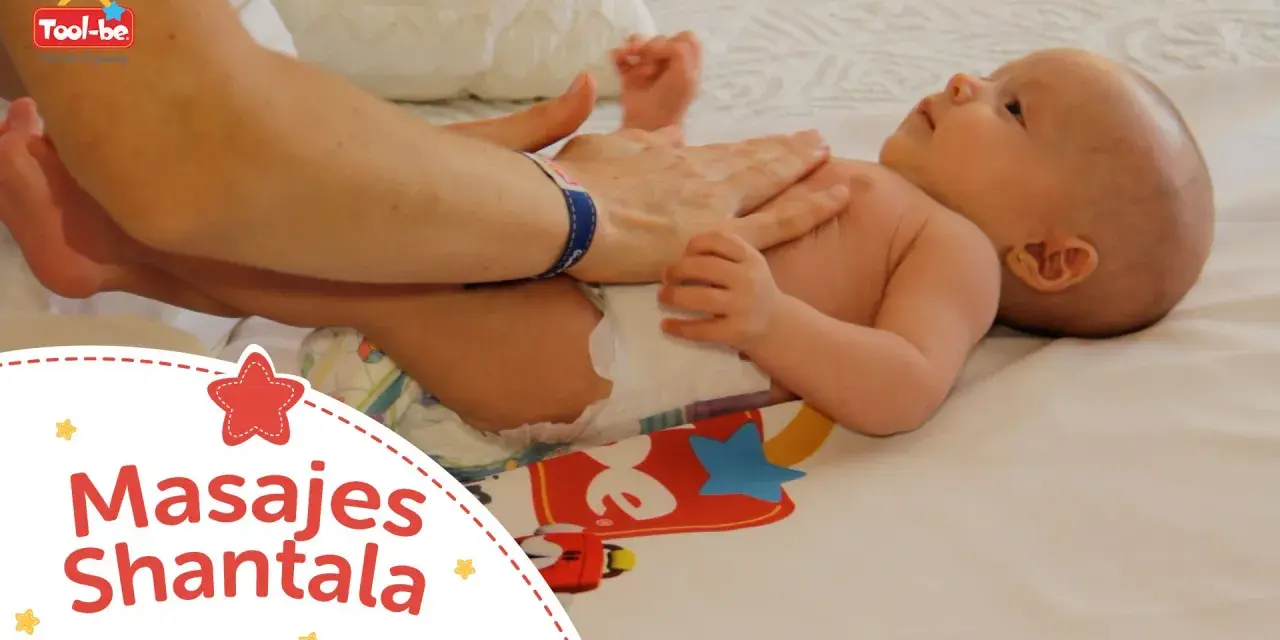 Manos adultas realizan un masaje Shantala a un bebé, fomentando el vínculo y el bienestar.