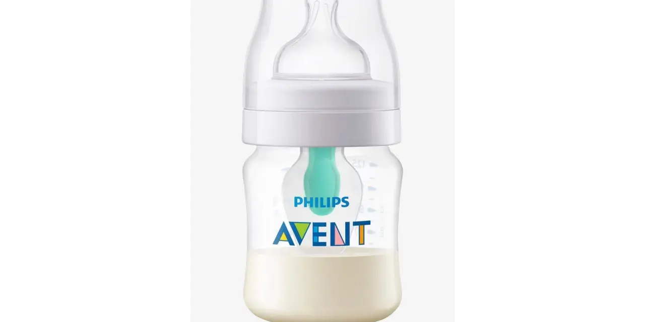 Biberón Philips Avent con leche. Aprende como dar el biberón a un bebé para evitar gases con este diseño.
