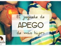 Un peluche con un corazón brillante, un bebé envuelto en mantas a rayas. El juguete de apego favorito de mis hijos.