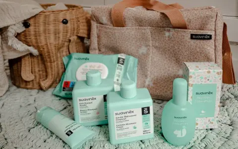 Cesta de elefante con productos Suavinex: toallitas, gel-champú, loción corporal, crema del pañal y colonia. Un set imprescindible para bebé.