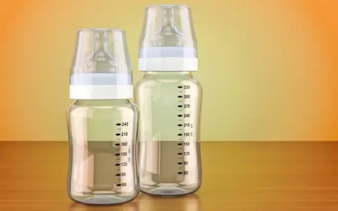 Dos biberones, uno de cristal o plástico más pequeño y otro más grande, con marcas de medición.