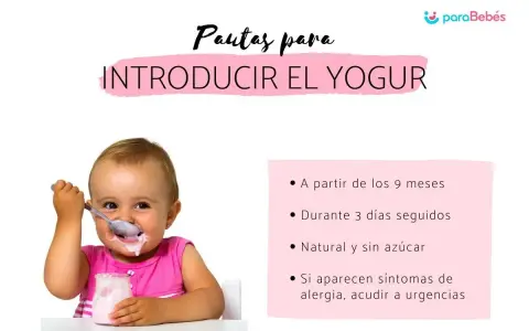 Bebé feliz probando yogur. Guía sobre cuándo puedo dar yogur a mi bebé: a partir de 9 meses, natural y sin azúcar.