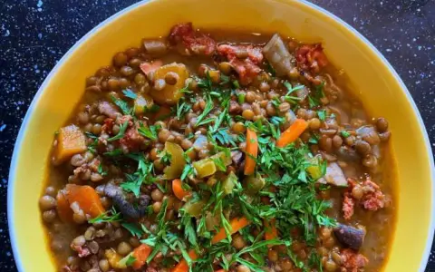 Un plato reconfortante de lentejas con trozos de chorizo y verduras, perfecto como de primero lentejas y de segundo.