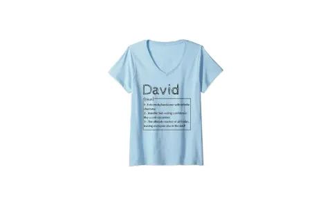 Camiseta azul claro con la definición de "David": guapo, carismático, humilde, confiado y un maestro en todo.