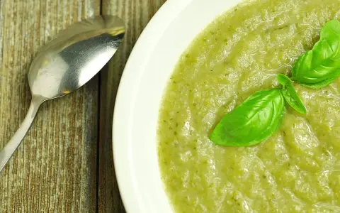 Puré verde cremoso con albahaca, listo para disfrutar. ¿Cuánto tiempo puedo guardar un puré en la nevera?