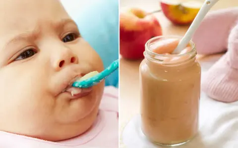 Bebé de 4 meses probando su primera fruta. Puré de manzana en un tarro y una cuchara.