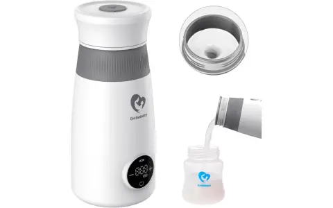 Demostración de como funciona un calienta biberones: el dispositivo calienta agua para verterla en un biberón.