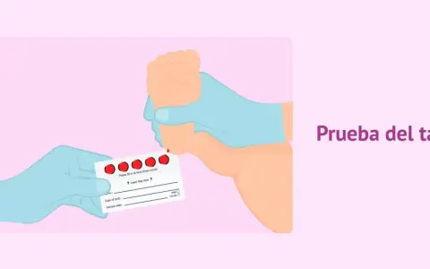 Manos enguantadas toman un pie de bebé para la prueba del talón, recolectando gotas de sangre en un papel.
