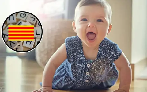 Bebé gateando con la bandera catalana y letras. ¿Será que su nombre, Gala, significa algo especial?