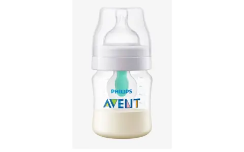 Biberón Philips Avent con leche. Aprende como dar el biberón a un bebé para evitar gases con este diseño.