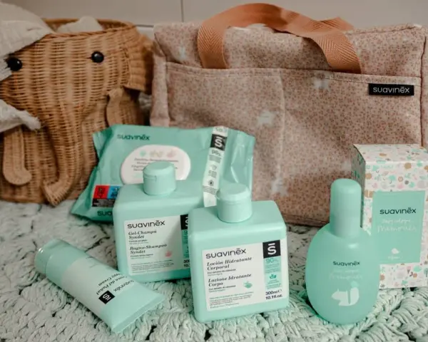 Cesta de elefante con productos Suavinex: toallitas, gel-champú, loción corporal, crema del pañal y colonia. Un set imprescindible para bebé.