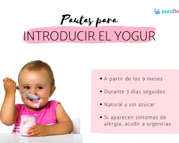 Bebé feliz probando yogur. Guía sobre cuándo puedo dar yogur a mi bebé: a partir de 9 meses, natural y sin azúcar.