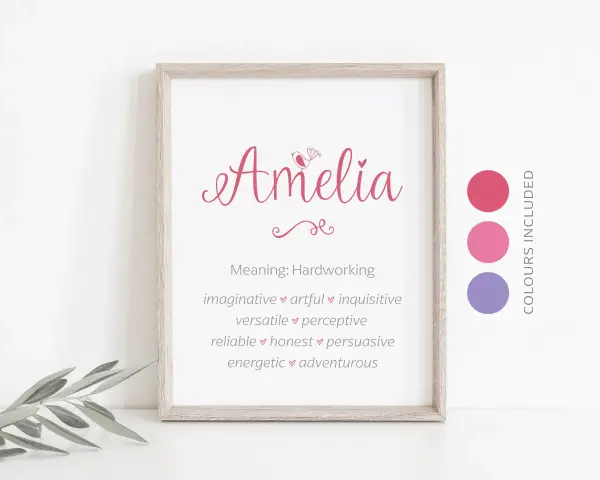 Un póster con el nombre Amelia en letras rosas, seguido de sus significados: trabajadora, imaginativa, versátil, fiable, enérgica, artística, perspicaz, honesta y aventurera.