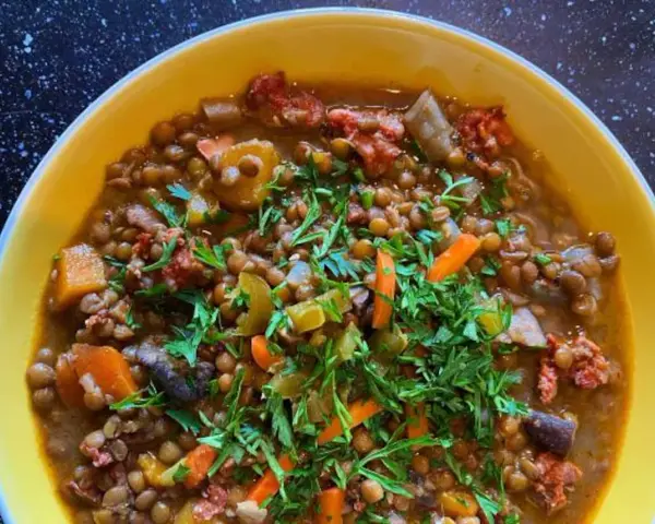 Un plato reconfortante de lentejas con trozos de chorizo y verduras, perfecto como de primero lentejas y de segundo.