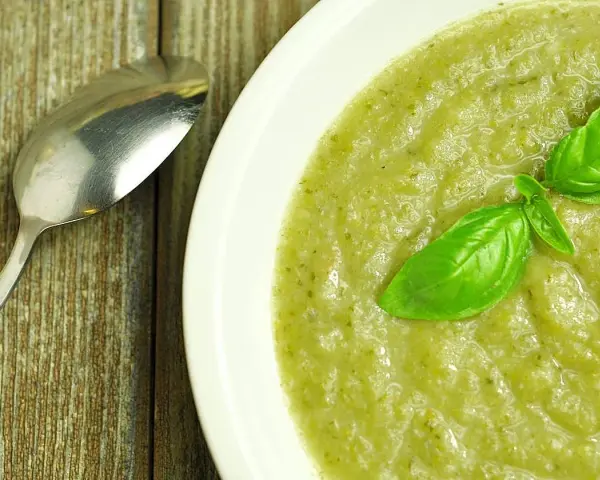 Puré verde cremoso con albahaca, listo para disfrutar. ¿Cuánto tiempo puedo guardar un puré en la nevera?