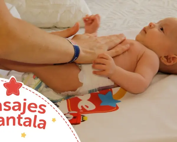 Manos adultas realizan un masaje Shantala a un bebé, fomentando el vínculo y el bienestar.