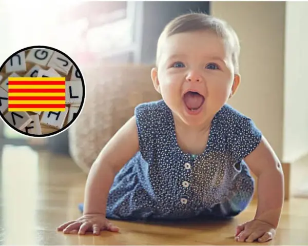 Bebé gateando con la bandera catalana y letras. ¿Será que su nombre, Gala, significa algo especial?