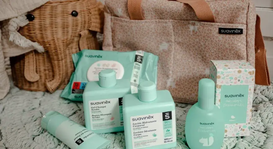 Cesta de elefante con productos Suavinex: toallitas, gel-champú, loción corporal, crema del pañal y colonia. Un set imprescindible para bebé.