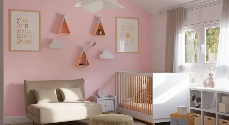 Acogedora **distribución habitación bebé** con cuna blanca, sofá beige, estanterías decoradas con nubes y sol, y juguetes.