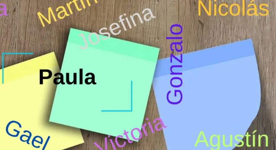 Notas adhesivas con nombres como Paula, Martín, Nicolás, Gonzalo, Agustín, Gael y Victoria. El significado de Paula es "pequeña".