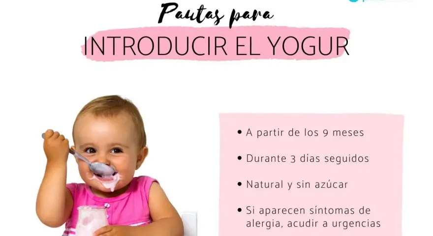 Bebé feliz probando yogur. Guía sobre cuándo puedo dar yogur a mi bebé: a partir de 9 meses, natural y sin azúcar.