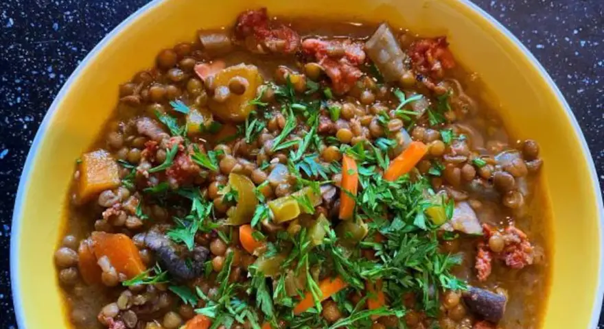 Un plato reconfortante de lentejas con trozos de chorizo y verduras, perfecto como de primero lentejas y de segundo.