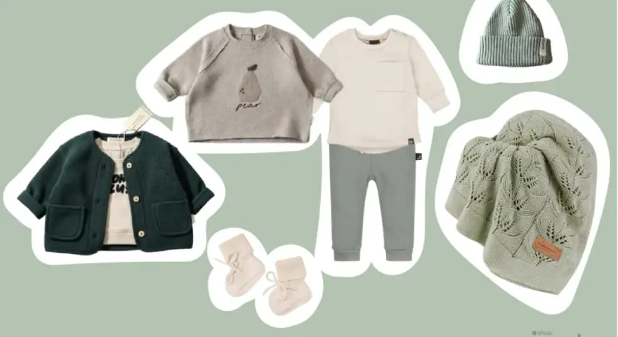 Conjunto de ropa para bebé: chaqueta verde, suéter con pera, pantalón gris, gorro y manta a juego. Ideas para como vestir a un bebe en primavera.