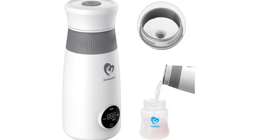 Demostración de como funciona un calienta biberones: el dispositivo calienta agua para verterla en un biberón.