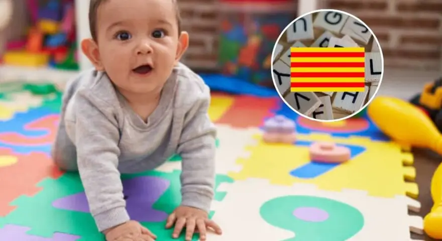 Bebé gateando sobre un tapete de números, con un círculo que muestra letras y la bandera de Cataluña.