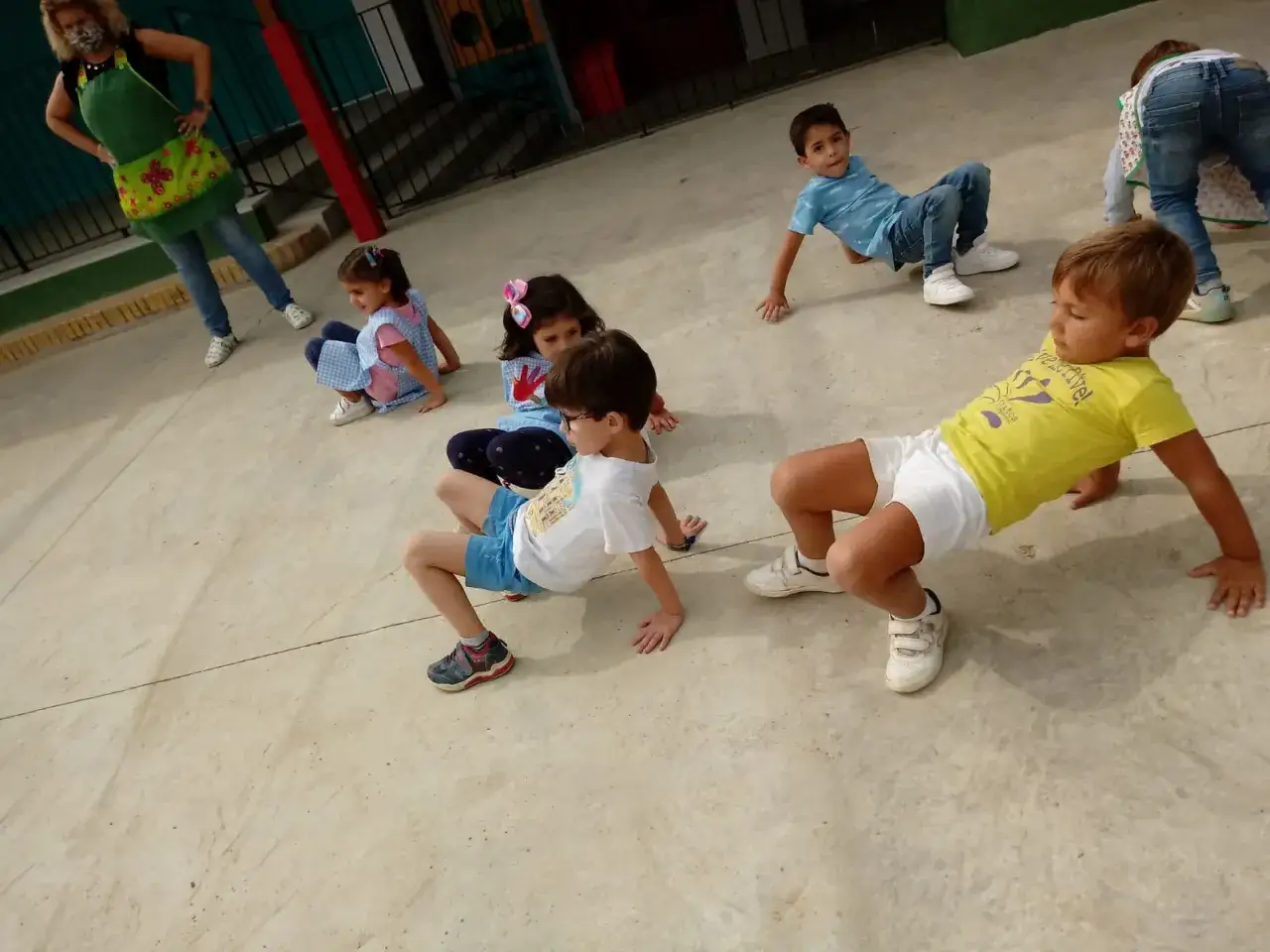 Ni&ntilde;os aprendiendo que es la psicomotricidad infantil, movi&eacute;ndose en el suelo.