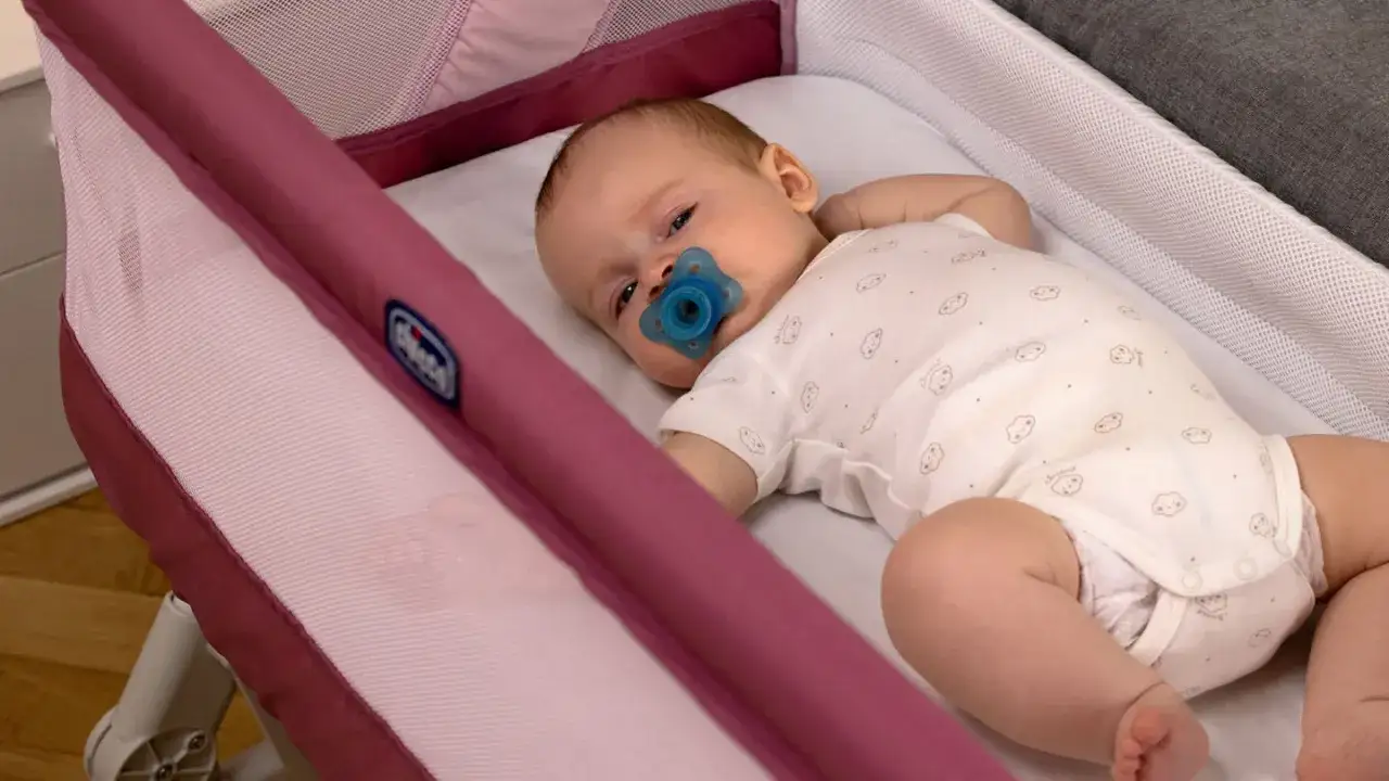 Beb&eacute; de 2 meses con chupete azul en su cuna. &iquest;Cu&aacute;nto duerme un beb&eacute; de 2 meses? Mucho, parece.