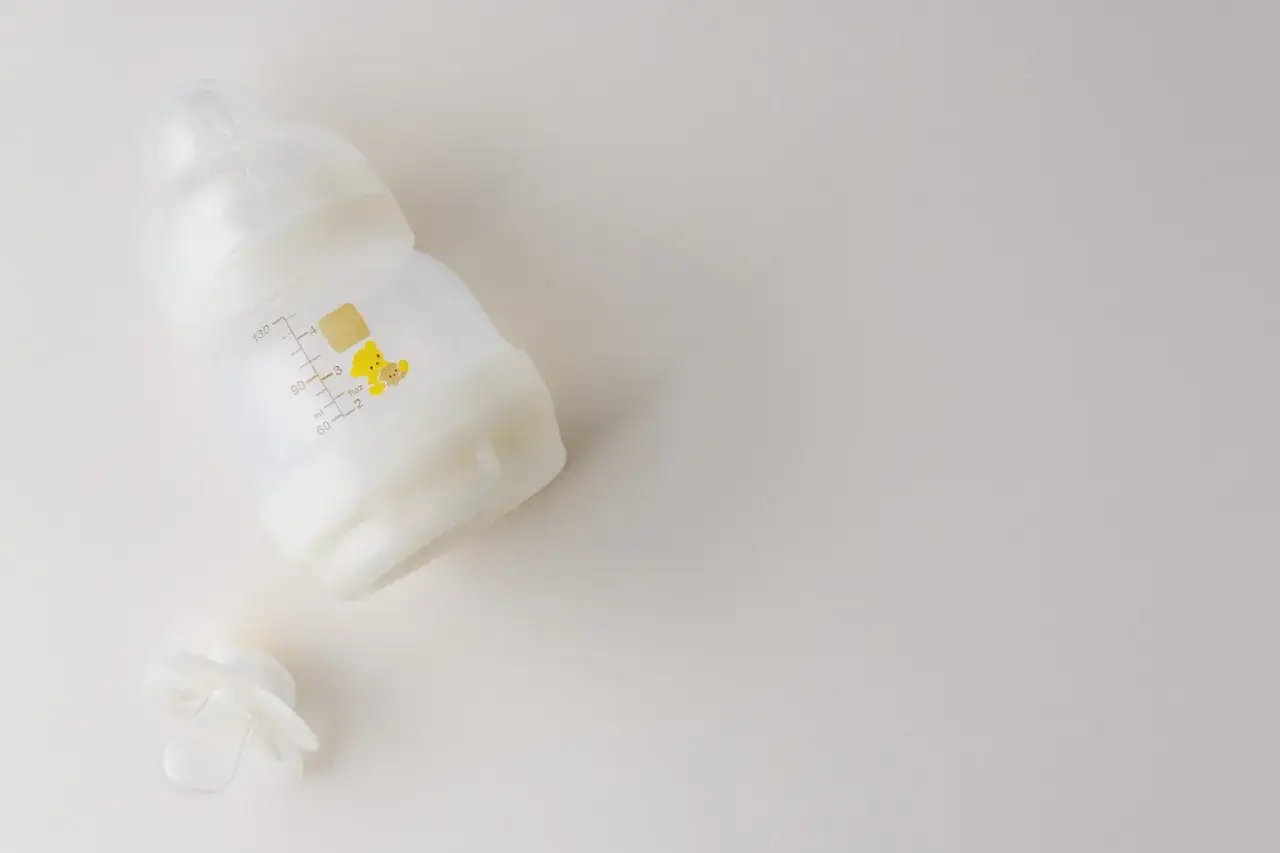 Biber&oacute;n blanco con ositos amarillos y chupete transparente. Variedad de tipos de tetinas para elegir.